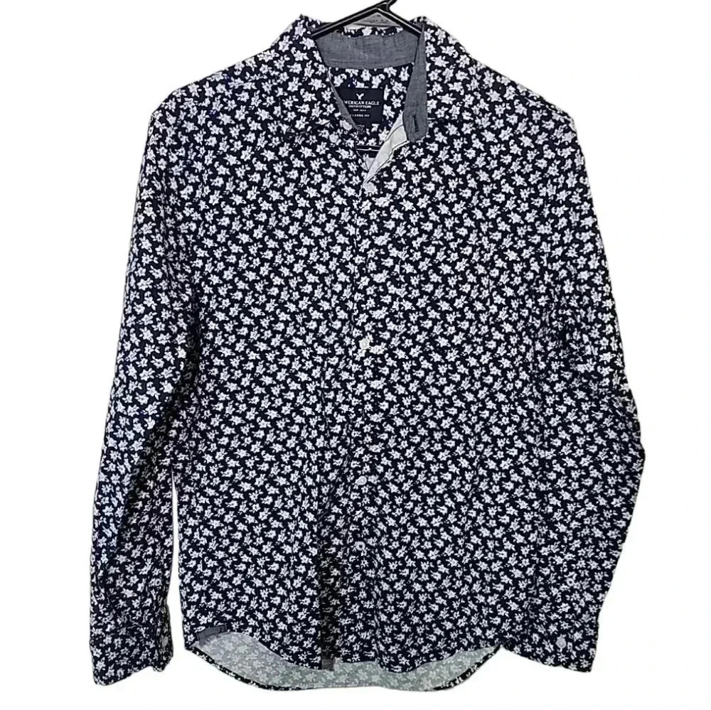 American Eagle Outfitters men's floral classic fit button-up. Size small